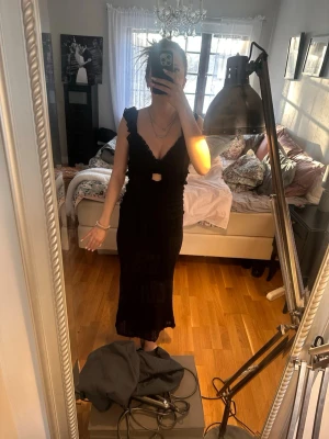 Lång sommarklänning  - Säljer den den här fina sommarklänning med snygga detaljer den är öppen i ryggen och är i väldigt bra skick jag är osäker på vart klänningen är ifrån dock jag hittar heller inte vilken storlek de är men den passar mig som är storlek xs och den är väldigt stretchig så den passar nog xs-m