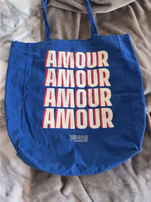 Söt tygpåse  - En söt tugpåse som inte kommer till användning längre, bra med utrymme, tex till stranden. 🌴❤️