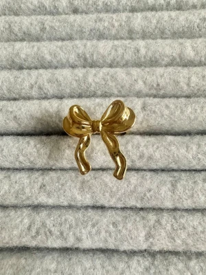 Bowtie ring  - Ringen är aldrig använd och 100 % rost- och nickelfri. Den är justerbar och passar därför alla! Hör gärna av dig om du har några frågor ☺️