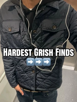  Marinblå/Svart quiltad Barbour jacka - Snygg marinblå/svart quiltad jacka från Barbour - Storlek M - Mycket bra skick, skick som nytt - pris 699