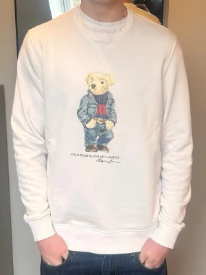 Vit Polo Ralph Lauren Bear Tröja - Vit Polo Ralph Lauren Bear Tröja, mycket snygg och skön tröja, storlek S