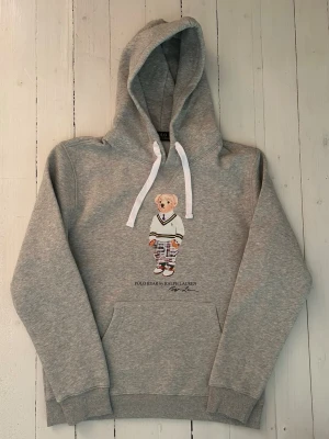 Ralph Lauren polo bear hoodie herr storlek S  - Hej! Säljer denna riktigt schyssta polo bear hoodie från Ralph Lauren. Den är i storlek M men sitter en storlek litet och passar därför som en S. Den är endast använd någon enstaka gång och är därmed i ett nyskick. Original lappar och påse finns kvar och medföljer naturligtvis vid köp. Jag fraktar alltid snabbt! Mvh