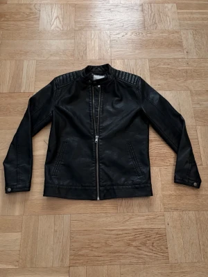 Svart skinnjacka från Only & Sons - En riktigt fett skinnjacka från only sons i väldigt bra skick! Bra pris men kan även diskuteras😉 