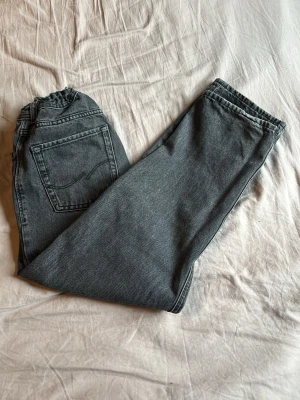 Svarta Jeans från Jack and jones - Säljer ett par svarta jeans från Jack and Jones i väldigt bra skick och om ni har några frågor eller vill diskutera pris bara skriv till mig då 