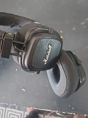 Marshall svarta over-ear hörlurar - Still wrk very good..but 1side broken 