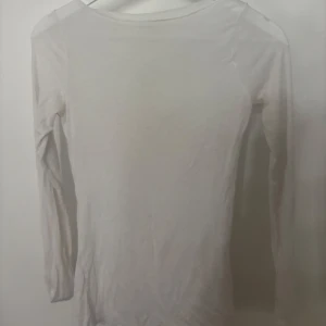 Vit långärmad tröja Intimissimi - ”Boat Neck Ultralight tröja i modalkashmir” från intimissimi i färgen ”Vit - 001 - Vit”. Jag skulle säga att den är i bra skick, den har ej tappat formen och är inte använd så mycket, dock är det kanske 3 stycken ”trådar” som sticker ut (se bild 3), men det är inget som syns mycket på. Hör av er vid frågar och pris går alltid att diskutera!💗