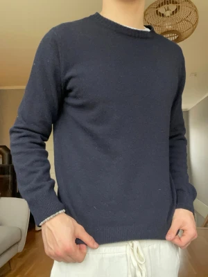 Oscar Jacobson Kashmirtröja Marinblå – Strl S – Nyskick - Säljer en stilren Oscar Jacobson kashmirtröja i marinblå färg. Otroligt mjuk och lyxig kvalitet, perfekt för både vardag och mer dressade outfits. I sprillans nytt skick.  • Storlek: S • Färg: Marinblå • Material: Kashmir • Skick: Nyskick  Elegant basplagg i premiumkvalitet