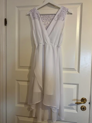 Vit klänning med spets - Vit klänning med spetsdetaljer på axlarna och ryggen. Klänningen är i storlek 34 och är ifrån NLYblush. Passar perfekt till studenten, avslutningar eller till sommaren. Hör av er vid frågor eller fler bilder:)