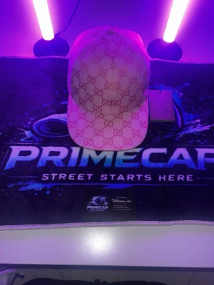 Rosa Dubai - Rosa Dubai keps, hör av er vid minsta lilla