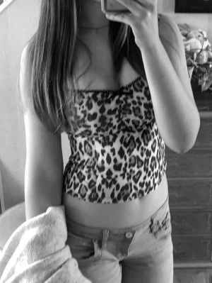Leopardmönstrad linnetopp med spets - Snygg leopardmönstrad linnetopp 
