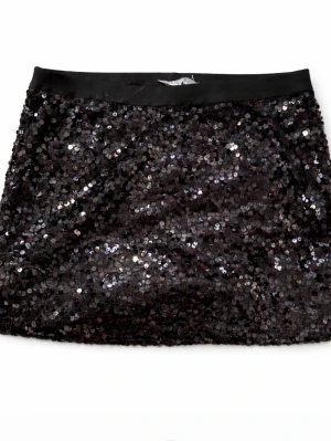 Kort kjol med paljetter  - Säljer en kort fest kjol med paljetter. Den är i storlek 170 från Lindex. 