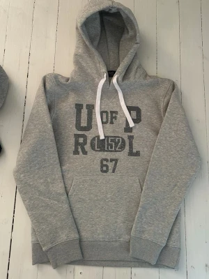 Ralph Lauren hoodie herr storlek S  - Hej! Säljer denna riktigt schyssta hoodie från Ralph Lauren. Den är i storlek M men sitter en storlek litet och passar därför som en S. Den är endast använd någon enstaka gång och är därmed i ett nyskick. Original lappar och påse finns kvar och medföljer naturligtvis vid köp. Jag fraktar alltid snabbt! Mvh