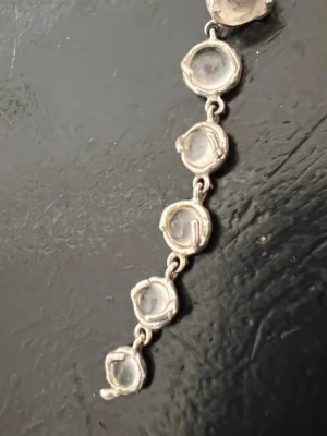 SÖKES!!  - Maria Nilsdotter örhänge från midsummer collection för några år sedan.. denna kom då i bergkristall och det är den jag söker. Finns en nyare med pärlor men det är endast bergkristall jag letar efter..🙏🙏🙏✨