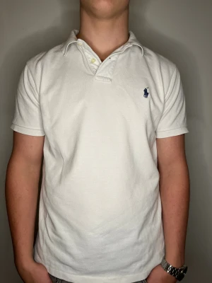 Vit piké från Ralph Lauren - Vit Ralph Lauren piké oanvänd, storlek M