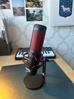 HyperX  mikrofon - Har inte använt mer än två gånger. HyperX mikrofon i svart och rött med metallgaller, robust stativ och stötdämpare, perfekt för streaming, gaming eller podd. USB-anslutning och tydlig HyperX-logga på framsidan.