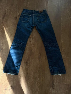 Lee Selvedge Jeans - Lee Selvedge jeans med naturliga slitningar!  Storlek: 36/34  Hojta vid frågor!