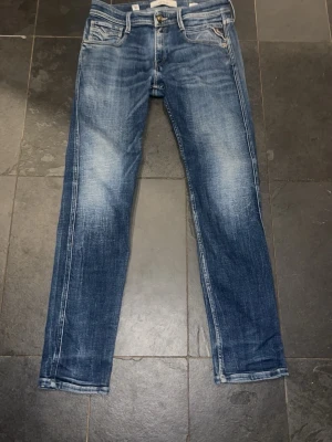 Replay Anbass jeans - Säljer ett par replay anbass jeans i storlek 29
