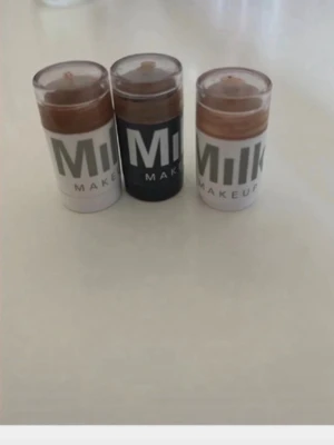 Milk Makeup bronzer stick trio - Tre bronzer sticks från Milk Makeup i olika bruna nyanser. Kommer i smidiga stift med transparent lock och märkets logga på förpackningen. Perfekt för att skapa en solkysst look och enkel att applicera direkt på huden.