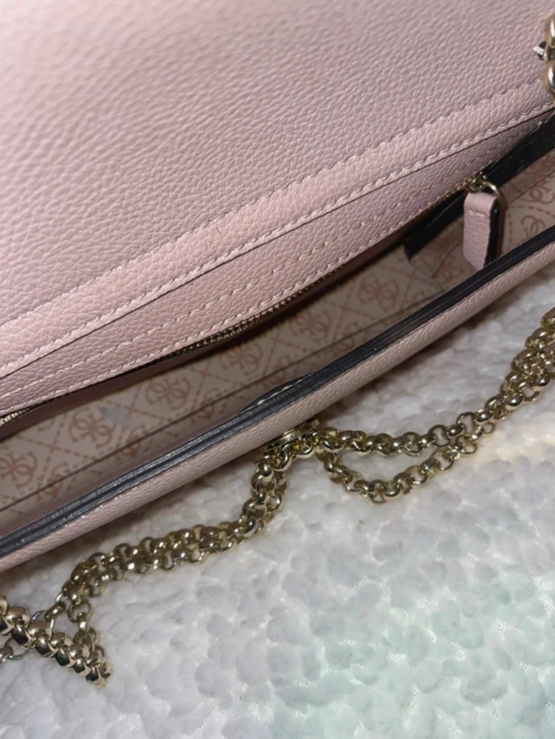 Ljusrosa kuvertväska från Guess - 2