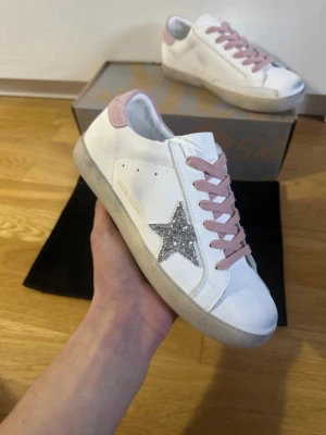 Golden Goose dam  - Golden Goose sneakers – stl 38  Säljer ett par Golden Goose i mycket fint skick. Endast använda vid något enstaka tillfälle, så de är i princip som nya.  Skorna tillhör min tjej som köpte dem via Vinted med verifiering, men storleken passade tyvärr inte – därför säljs de vidare.  Storlek: 38 Skick: Nästan nyskick Nypris: (7000) Pris: (2899) Hör av dig vid frågor eller om du vill ha fler bilder, Kan även diskutera priset vid snabb affär:) 