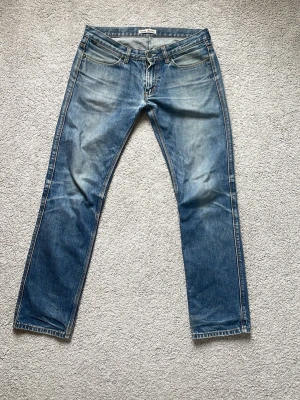 Schyssta Acne Jeans - Jeans i toppkvalitet från det välkända märket Acne, i storlek W31 L32 men lite liten i storleken om du frågar mig. Använda men utan tecken på användning eller skador. Ljusare blå tvätt perfekta till våren och sommaren. Modellen är slum fit.