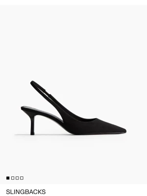 Klackskor  - Svarta taxklackar 7cm höga. Endast använda 1 gång så i väldigt bra skick!💗