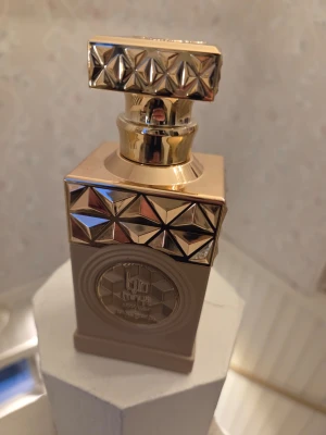 Minya coco Paris corner - Säljer en minya coco. Går ej att se igenom. Uppskattar till 85-90 % kvar. Noter av hallon, kokos, vita blommor och mysk bla. Ingen kartong.