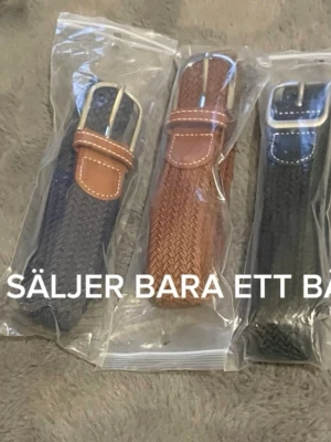 Flätat brunt bälte med läderdetaljer - Perfekt accessoar för att lyfta din outfit och funkar till både jeans och byxor. Bältet har en flexibel design som gör det enkelt att justera efter behov.OBS SÄLJER BARA ETT/1 BÄLTE!! Går att upphämtas i södra Stockholm . Den bruna och blåa är 105 cm och bruna är 120 cm lång.