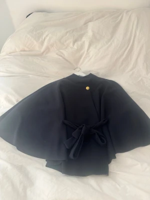 missäy poncho  - säljer en mörkblå missäy poncho. aldrig använt med prislapp kvar. onesize!😊