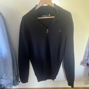 Ralph Lauren half zip - Snygg Ralph Lauren half zip i riktigt bra skick knappast använd. Storlek M