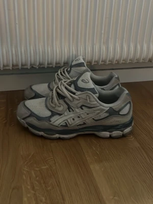 Gråvita sneakers från Asics - Feta Asics Gel Kayano, priset kan diskuteras