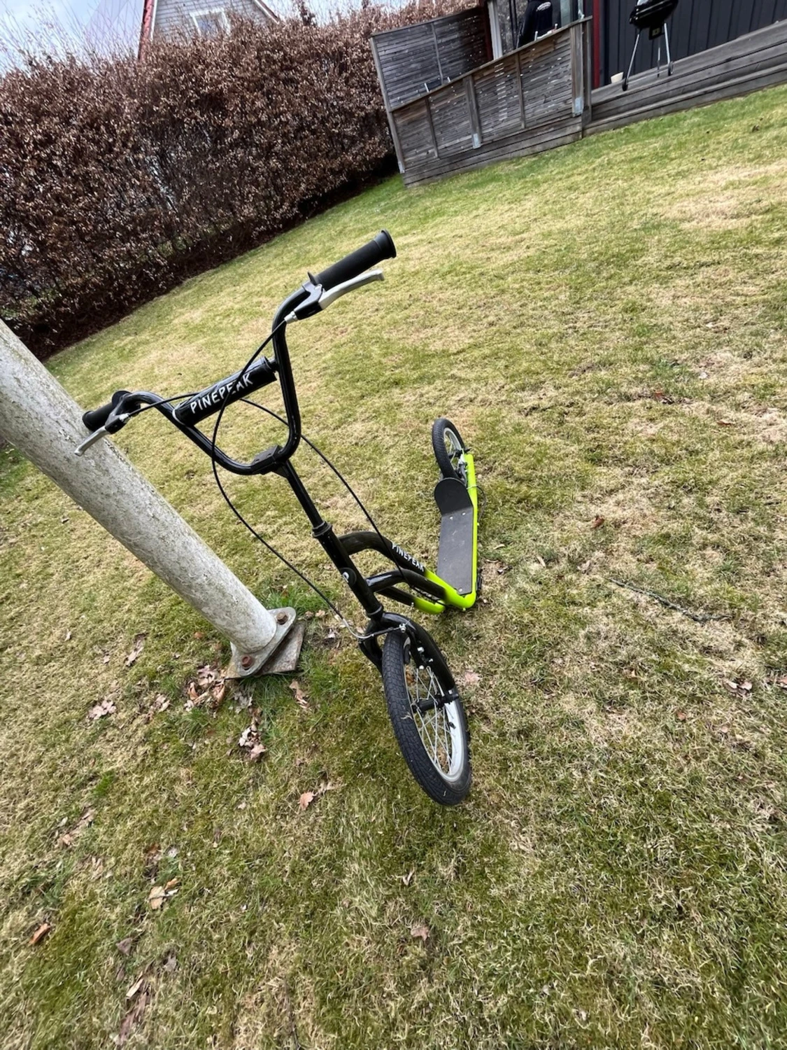 Grön sparkcykel med stora hjul - 3