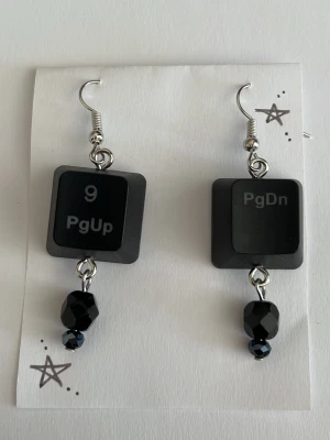 Örhängen av keycaps - Örhängen av keycaps och pärlor, gjorda av mig💕