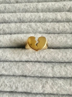 Heart ring  - Ringen är aldrig använd och 100 % rost- och nickelfri. Strolek 7 Hör gärna av dig om du har några frågor ☺️