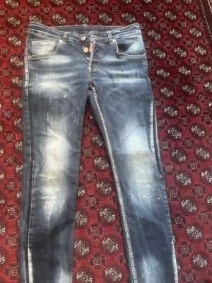Blå slitna jeans från Dsquared2 - Blå dsquared 2 jeans i storlek 48/32. Knappt använda