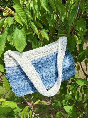 Virkad jeansväska 👖  - Virkad jeansväska – handgjord & unik 👖👜 Stilren och charmig virkad väska i jeansblå nyanser med ljus axelrem. Perfekt till vardags, sommarutflykter eller som en unik detalj till din outfit!! ✨ Väskan är lätt men rymlig nog för mobil, plånbok och småsaker. Passar lika bra till vardags som till somriga tillfällen!! 👖