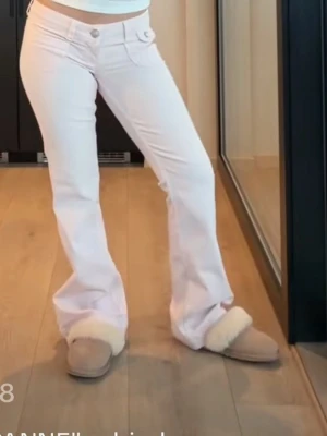 low ljusrosa bootcut jeans - Ljusrosa låga jeans, endast testade , nypris 599+frakt. Accepterar oftast prisförslag❤️