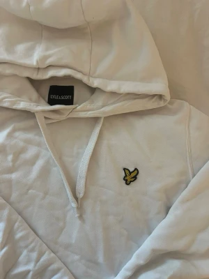 Lyle & Scott hoodie  - Fin Lyle & Scott hoodie i fint skick storlek S.