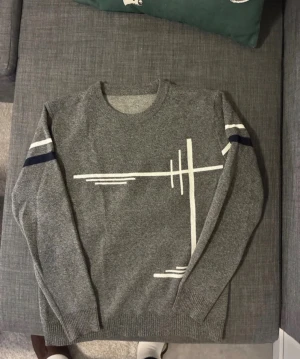 Grå stickad tröja - Grå tröja från ett svenskt märke, nyligen köpt och i mycket fint skick. Storlek S.  Hör gärna av dig om du har några frågor ✌️