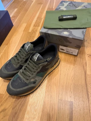 Valentino rockrunners - Snygga Valentino rockrunners perfekta till våren. Box, dustbag och extrasnören medföljer✅ Dem är i nyskick. Frågor? Kom dm✅ Allt gott, mvh Noah