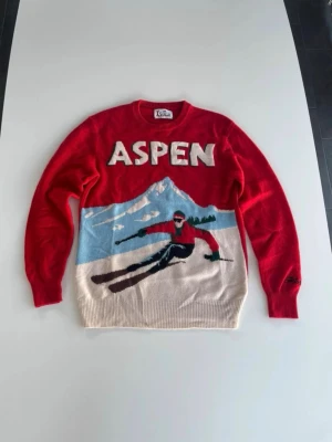 MC2 Saint Barth tröja - Sällsynt MC2 Saint Barth tröja herr med texten ”Aspen” och den är av materialet Kashmir| Storlek: M| Pris: 1899kr| Skick: 9,8/10| Hör av dig vid minsta lilla fundering eller fråga!|