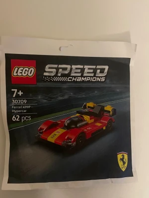 LEGO Speed Champions Ferrari 499P - Byggsats med 62 delar från LEGO Speed Champions-serien. Innehåller en röd och gul Ferrari 499P Hypercar i miniformat. Förpackningen visar en sportig bil med svarta detaljer och Ferrari-logga. Passar för dig som gillar bilar och LEGO. Obs priset kan förhandlas och går att upphämtas i södra Stockholm 
