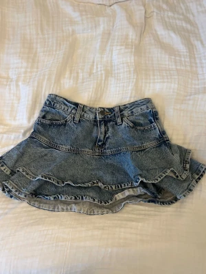 Jeanskjol volang - Så snygg blå jeanskjol med volang. Lågmidjad och trendig!!! 