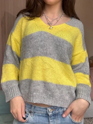 Tröja!  - Så fin tröja i gul och grått 