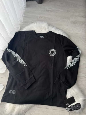 Chrome Hearts Long Sleeve - Unisex -  Svart långärmad t-shirt från Chrome Hearts. Klassiska tryck på ryggen, bröstet och längs ärmarna. Unisex-modell med en skön passform. Helt ny och aldrig använd, tags sitter kvar. 