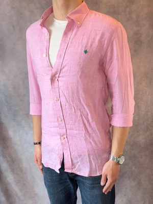 Rosa Morris Linneskjorta - Stl S - Riktigt snygg Morris Linneskjorta i Rosa, perfekt till sommaren som närmar sig! 🏖️🌊 | Mycket bra skick: 9/10, minimalt missfärgad i armhålorna (väldigt lite)| Stl: S |  Modellen är 177cm och väger 74kg, sitter grymt | Hör av dig vid frågor // Galgen 🫡 