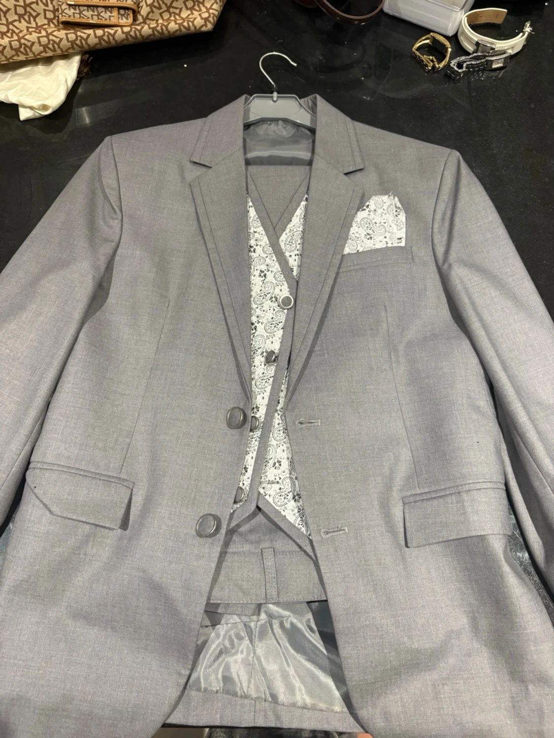 Ljusgrå kostym med mönstrad väst