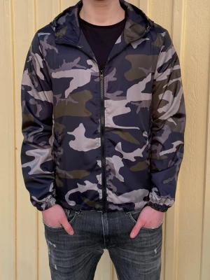 Camo windbreaker - Utförsäljning! Säljer sprillans nya camo windbreakers för endast 249 kr. Jackan fungerar perfekt nu inför de kommande vädret och man kan även justera passformen på insidan. Har 4 olika storlekar, XS,S,M och L Hör av er vid minsta fundering.