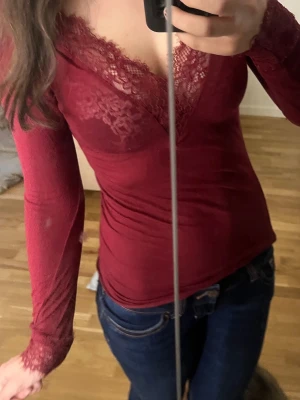 Intimissimi tröja - As fin vinröd  intimissimi tröja med spets som knappt har andvänts! Strl s, pris kan diskuteras 💕💕