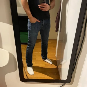 Levi's 511 Jeans - Säljer ett par snygga Levi's 511 jeans i storlek 30/32. De har en slim passform och är i mycket bra skick. Hör av dig vid fler frågor!                                 obs har inte kvar ettiketten tyvärr